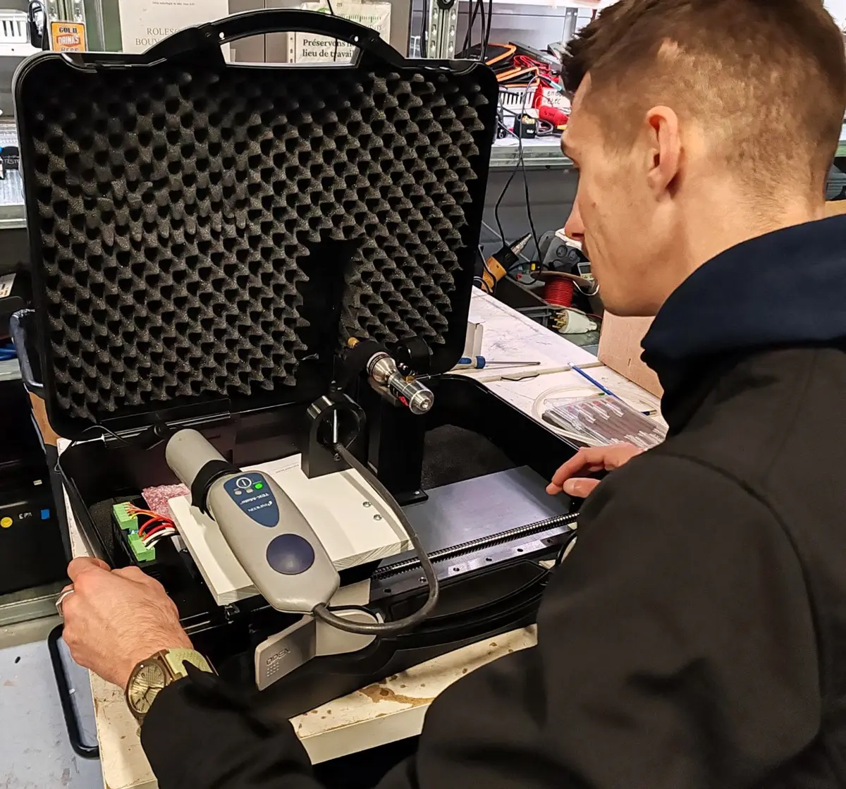 Technicien MG Instruments étalonnant un détecteur